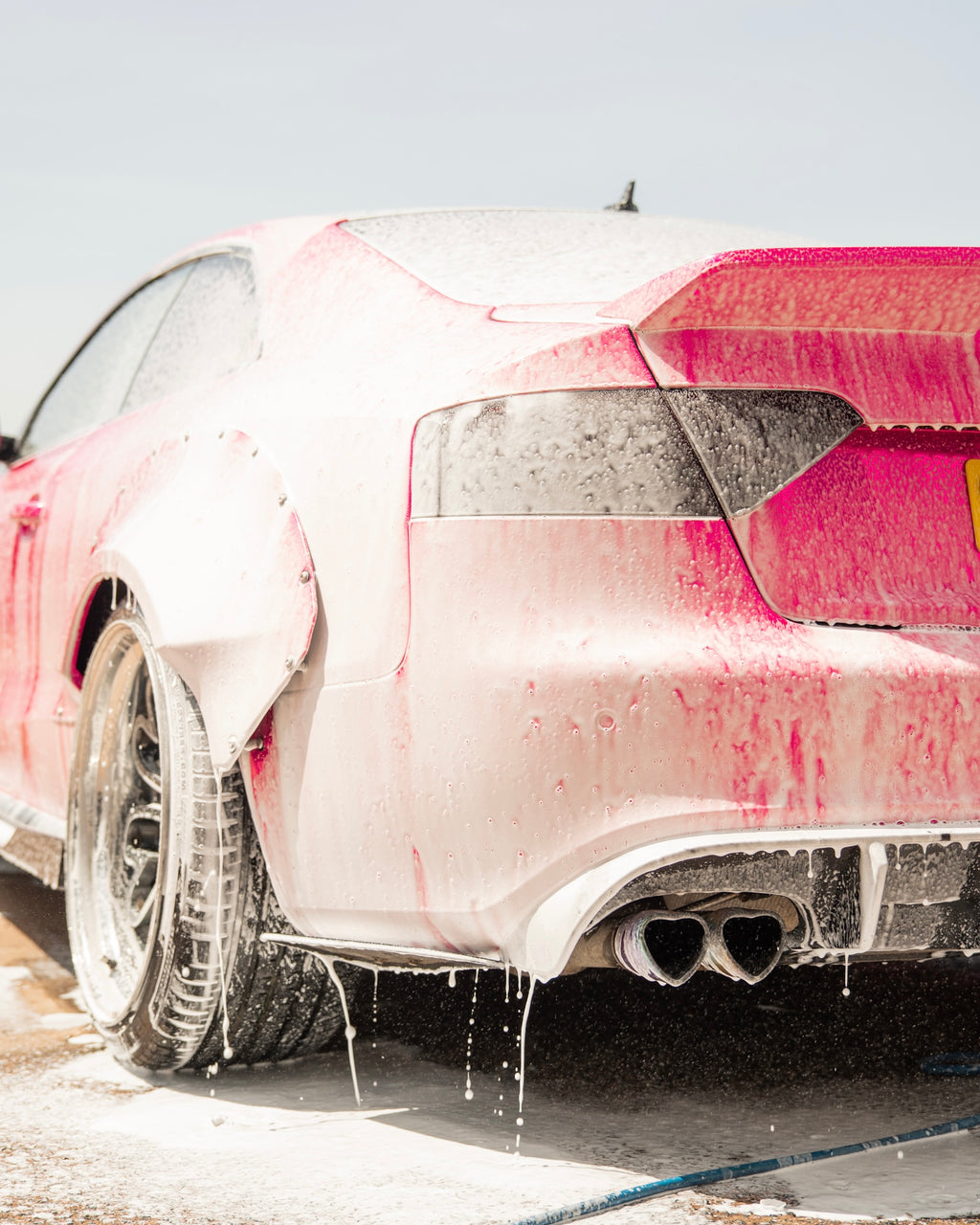 Car washing with a snow foam 