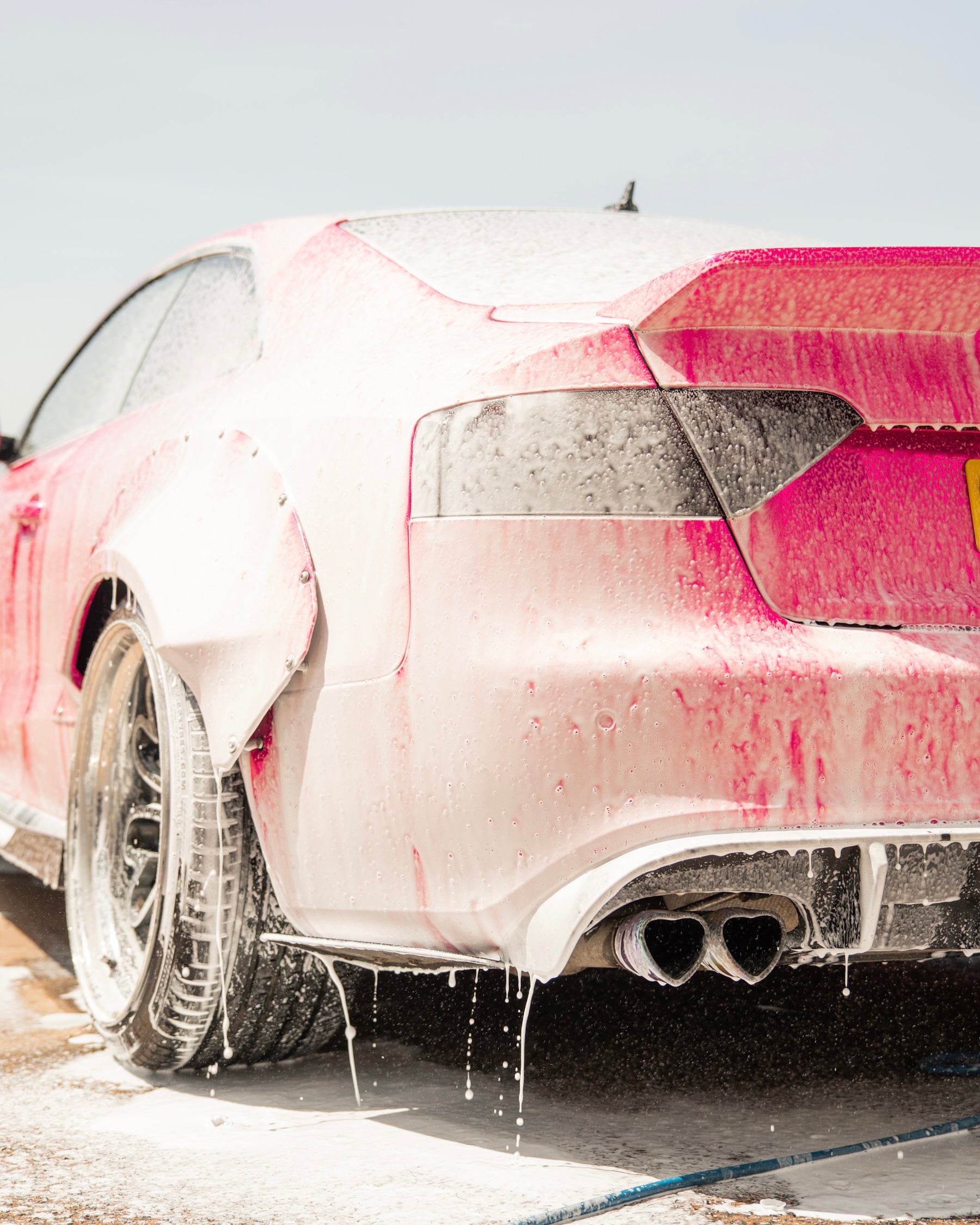 Car washing with a snow foam 
